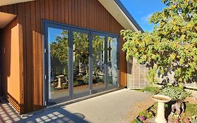 Equestrian View - Gorgeous Cozy Bungalow Shotover